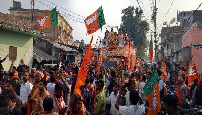 हनुमानगढ़ी में दर्शन-पूजन के बाद अपर्णा यादव ने अयोध्या में किया रोड शो