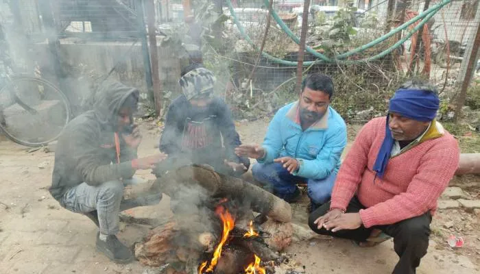 अयोध्या: फरवरी में भी नहीं थम रही ठंड, गलन बरकरार