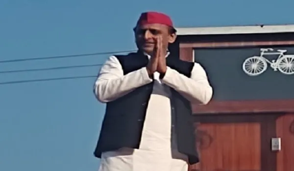 चुनाव में आजम खां की कमी हो रही महसूस : अखिलेश