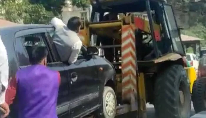 लखनऊ: नगर निगम की बड़ी लापरवाही का वीडियो वायरल, चालक समेत क्रेन से उठाई कार