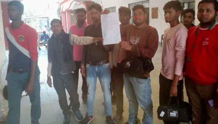 सीतापुर: चुनाव में वेबकास्टिंग के लिए लगे कर्मियों ने तय धनराशि न मिलने पर किया प्रदर्शन