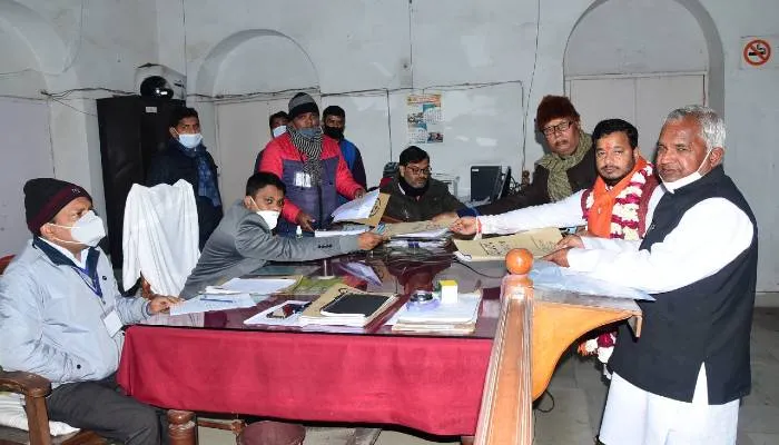 बहराइच: कैबिनेट मंत्री के बेटे समेत तीन प्रत्याशियों ने किया नामांकन