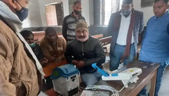 अयोध्या: साकेत महाविद्यालय में मतदान कर्मियों ने ईवीएम चलाने का लिया प्रशिक्षण