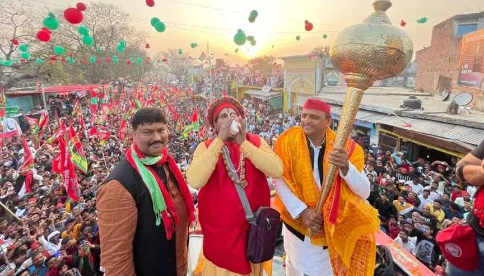अयोध्या: अखिलेश यादव के रोड शो में उमड़ा जनसैलाब, जगह-जगह हुई फूलों की बारिश