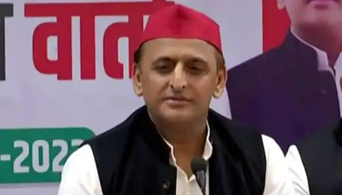अखिलेश यादव ने कसा शायराना तंज, बोले- ऐतिहासिक मंदी, लाखों की नौकरी कर गयी चट…