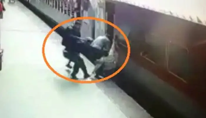वाराणसी में टला बड़ा हादसा: चलती ट्रेन के नीचे गिरी महिला, कर्मचारियों ने बचाई जान