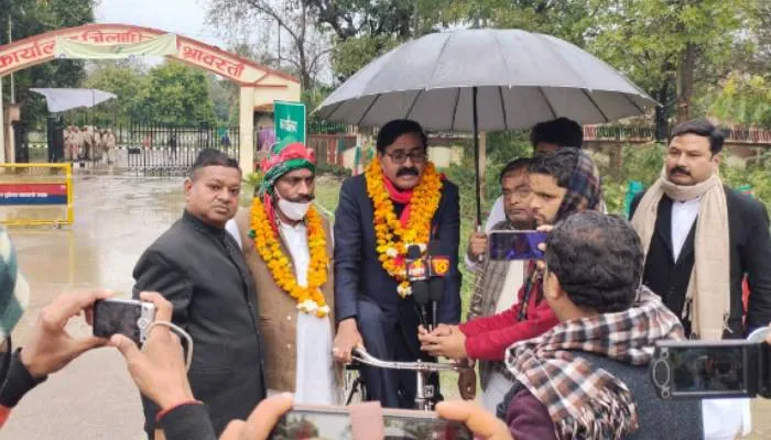 बहराइच: साइकिल से नामांकन पत्र दाखिल करने पहुंचे सपा विधायक