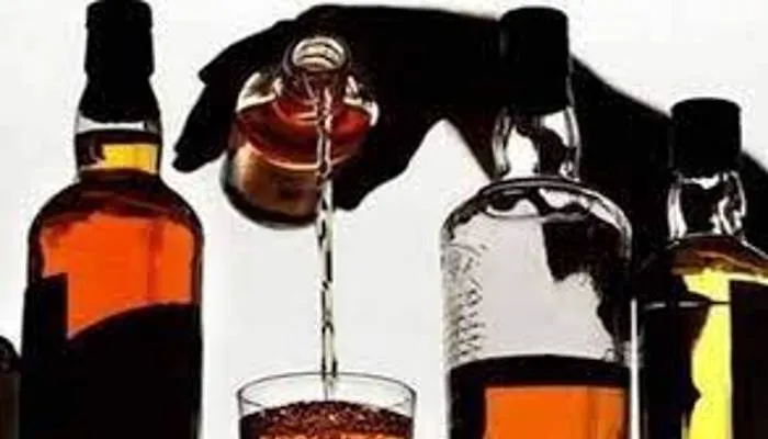 बलिया में पुलिस ने छापेमारी कर पकड़ी पांच बोतल विदेशी मदिरा