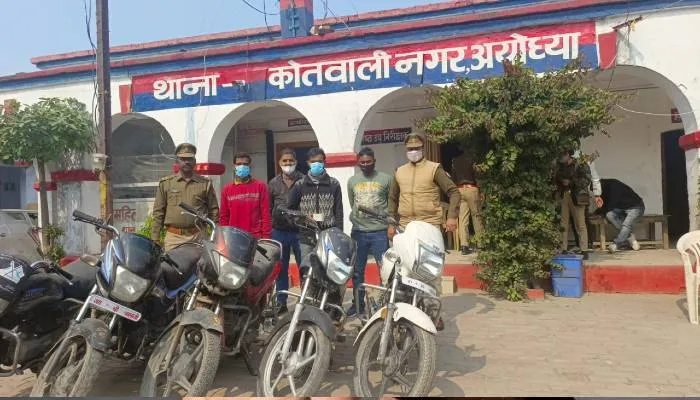 अयोध्या: लूट व चोरी के दो शातिर आरोपी गिरफ्तार, 5 बाइकें व लूट के 12 हजार रुपए बरामद