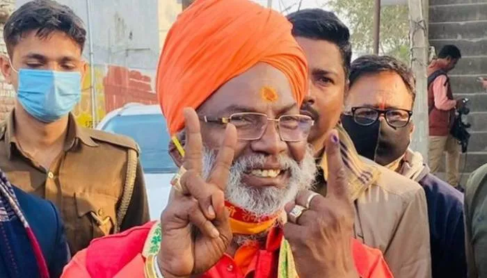 यूपी चुनाव 2022: साक्षी महाराज ने किया मतदान, कहा- उन्नाव की सभी सीटें जीतेगी भाजपा