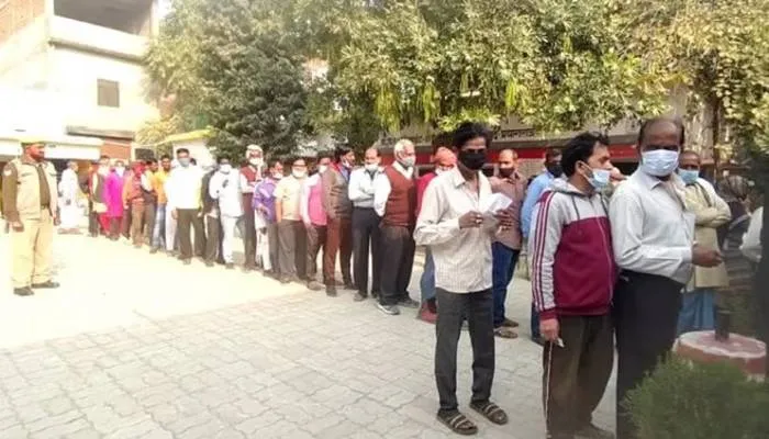 यूपी चुनाव 2022: प्रयागराज में दोपहर 1 बजे तक 30.37 प्रतिशत मतदान, कई जगह ईवीएम खराब