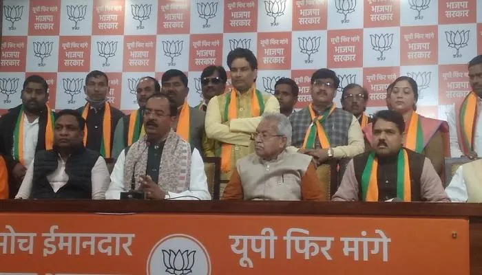 यूपी चुनाव 2022 : सपा को लगा बड़ा झटका, पूर्व सांसद समेत कई नेताओं ने ली भाजपा की सदस्यता