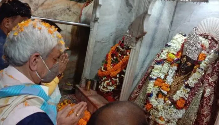 गाजीपुर: मनोज सिन्हा के दर्शन पूजन पर सपा ने जताया ऐतराज