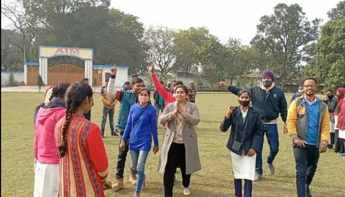 सीतापुर: मतदाता जागरुकता के लिए छात्र-छात्राओं ने किए नुक्कड़ नाटक