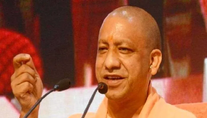 यूपी चुनाव: सीएम योगी ने ली चुटकी, कहा- मुलायम के खास सिपहसलार की अखिलेश ने कर दी दुर्गति