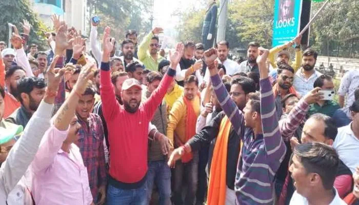 अलीगढ़ में भाजयुमो कार्यकर्ताओं ने हिजाब के खिलाफ प्रदर्शन, बुर्का जलाने का किया प्रयास