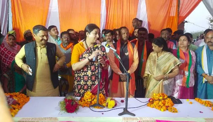 रायबरेली में स्मृति ईरानी ने की जनसभा, कहा- भाजपा किसानों की सरकार है