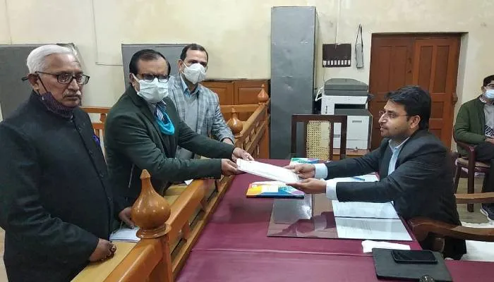 गोरखपुर: मुख्यमंत्री योगी का प्रस्तावक बन डॉ. मंगलेश ने दाखिल किया नामांकन