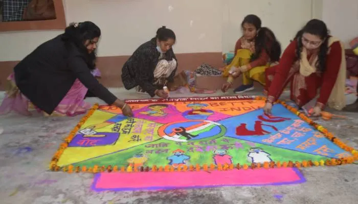 रायबरेलीः मतदान जागरुकता रैली में लोकतंत्र को मजबूत बनाने की लगी आवाज