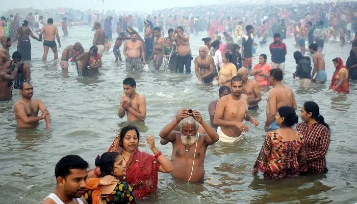 बस्ती में मौनी अमावस्या पर हजारों ने लगाई आस्था की डुबकी