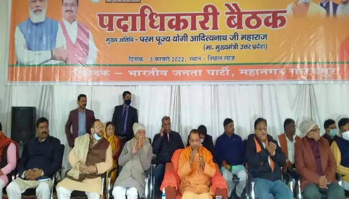 गोरखपुर पहुंचे सीएम योगी, कहा- सपा का नाम समाजवादी, सोच परिवारवादी और काम दंगावादी