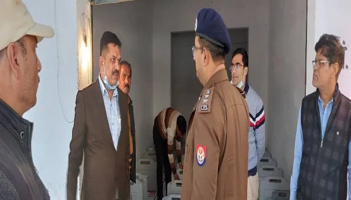 बहराइच: EVM में प्रत्याशियों के नाम और उनके निशान की सेटिंग शुरू, डीएम व एसपी ने लिया जायजा