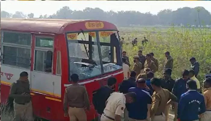प्रयागराज: मतदान करवाकर लौट रहे पुलिसकर्मियों के वाहन पर पथराव, तीन गिरफ्तार