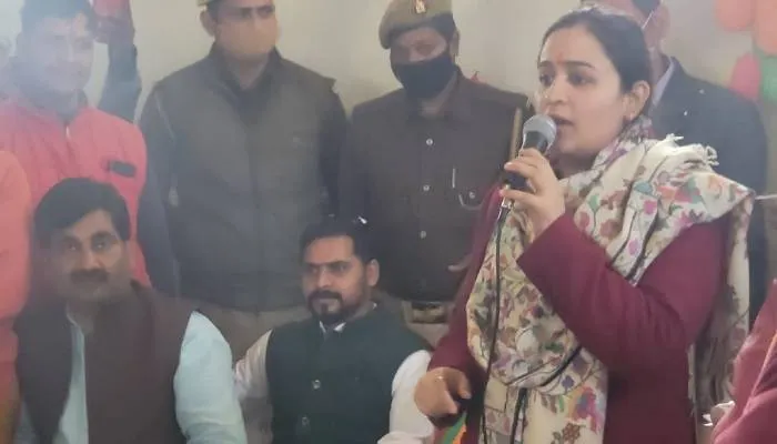 यूपी चुनाव 2022: अपर्णा यादव ने अदिति सिंह के पक्ष में किया डोर टू डोर जनसंपर्क