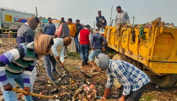 गोरखपुर के कौड़ीराम कस्बे में पंचायत राज विभाग ने चलाया कूड़ा उठाने का अभियान