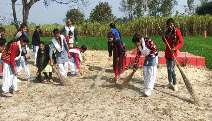 अयोध्या: एनएसएस शिविर के तहत चलाया गया स्वच्छता अभियान