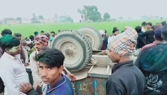 कन्नौज: विसर्जन यात्रा में जा रही ट्रैक्टर-ट्रॉली पलटी, बच्चे की मौत
