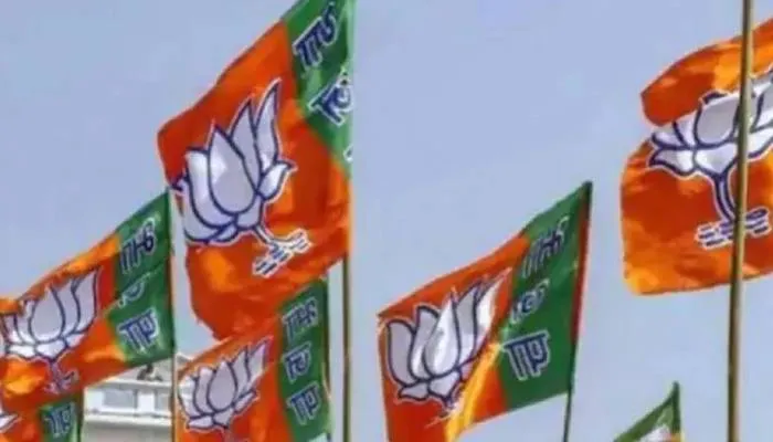 यूपी चुनाव: सपा को लगा झटका, पूर्व मंत्री राजकुमारी सहित कई नेता भाजपा में हुए शामिल