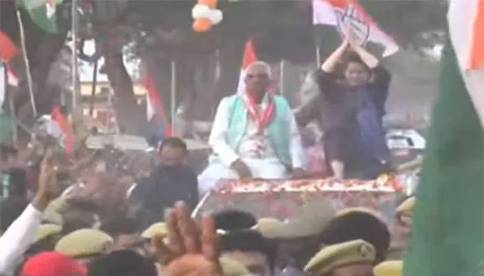 यूपी चुनाव 2022: प्रियंका गांधी ने देवरिया में किया रोड शो
