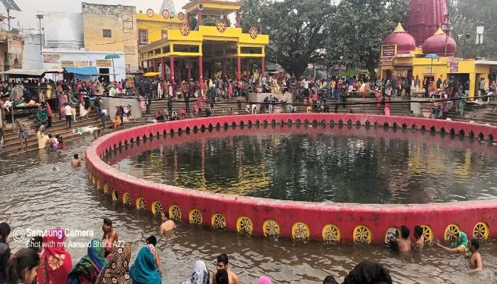 सीतापुर: नैमिषारण्य में मौनी अमावस्या पर भक्तों ने लगाई डुबकी