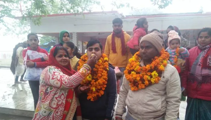 बहराइच: नीरज ने नीट परीक्षा उत्तीर्ण कर बढ़ाया मान, परिवार के साथ ग्रमीमों ने किया स्वागत