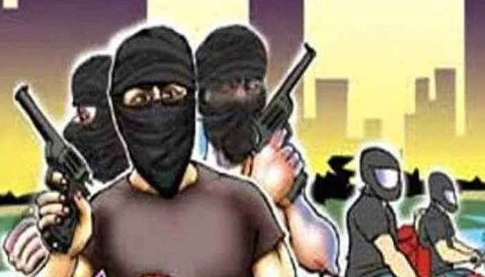 बहराइच: असलहे से लैस बदमाशों का क्लीनिक में धावा, चेन छीनते समय दागा हथगोला
