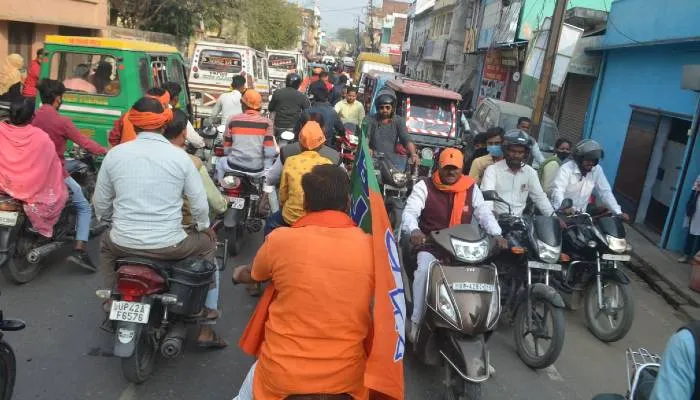 अयोध्या में सीएम योगी के रोड शो से पहले जगह जगह लगा जाम, फंसी रहीं दो एम्बुलेंस