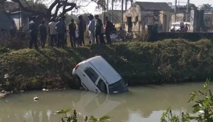 लखनऊ: जाको राखे साइयां, मार सके न कोय… बच्चे ने खेल-खेल में घुमा दी चाबी, नहर में गिरी कार
