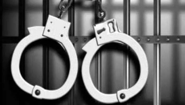 लखनऊ: केनरा बैंक से 45 करोड़ का गबन करने के मामले में रिटायर सैन्यकर्मी समेत दो गिरफ्तार