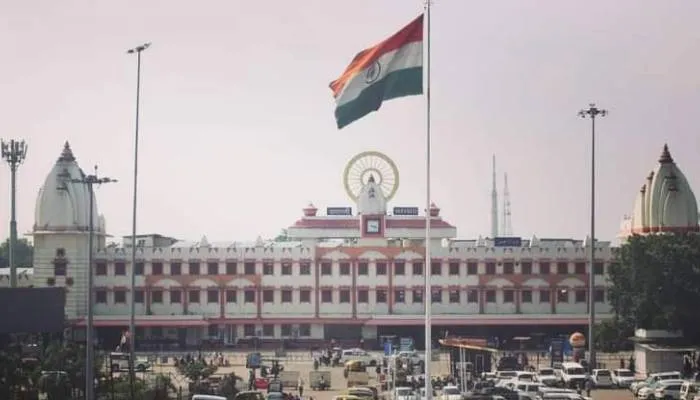 वाराणसी कैंट स्टेशन पर कल से कीजिए फ्री में चार पहिया वाहन की पार्किंग