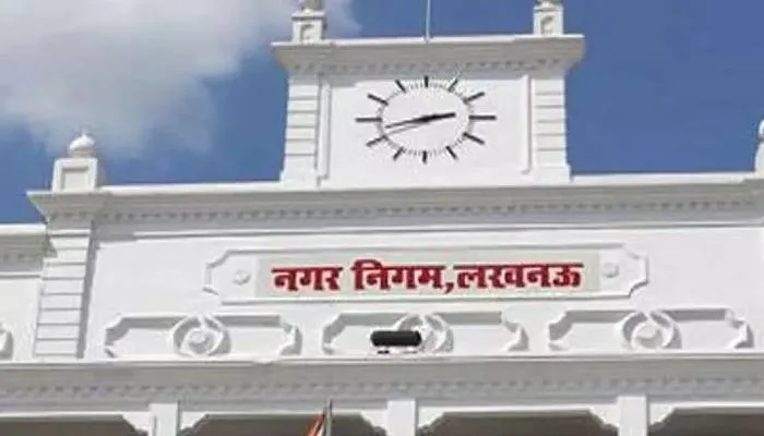 लखनऊ नगर निगम ने बड़े बकायेदारों के प्रतिष्ठान किए सील