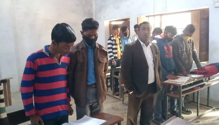 अयोध्या: 9वीं के छात्र नहीं पढ़ पाए किताब, डीएम ने ली अध्यापकों की क्लास