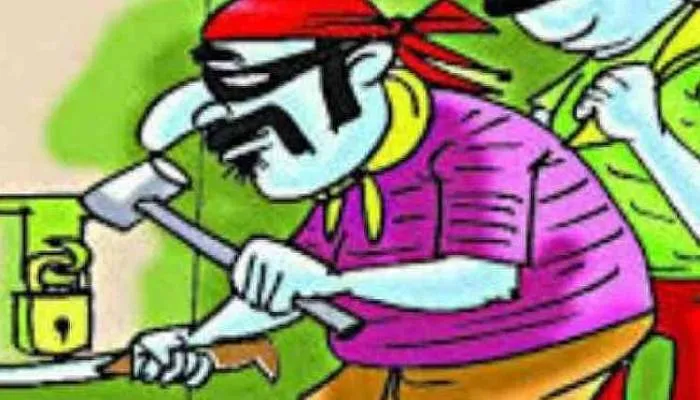 कानपुर: पुलिस चौकी के पास दो दुकानों में चोरी, आक्रोशित ग्रामीणों ने लगाया जाम