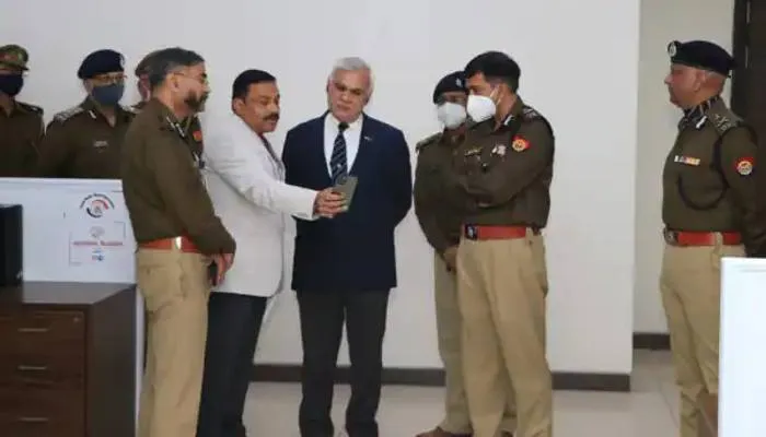 मुख्य सचिव व डीजीपी ने किया सोशल मीडिया मॉनिटरिंग कक्ष का निरीक्षण