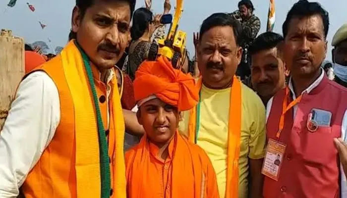 यूपी चुनाव 2022: ‘बुलडोजर बाबा’ बने आकर्षण का केन्द्र, वीडियो हुआ वायरल