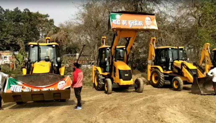 यूपी चुनाव 2022: सुल्तानपुर में योगी की रैली में दिखे बुलडोजर, स्टीकर पर लिखा था- ‘बाबा का बुलडोजर’