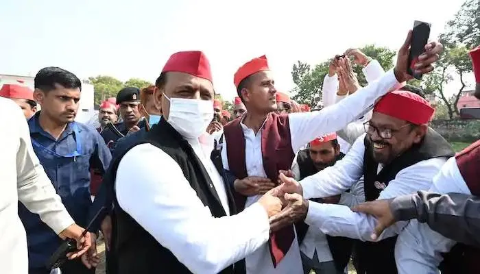 यूपी चुनाव 2022: रायबरेली में कांग्रेस व बसपा पर बरसे अखिलेश, कहा- इनके चक्कर में मत आना