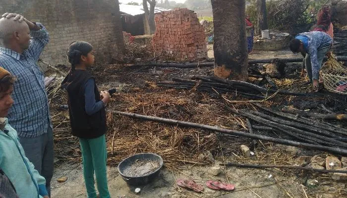 अयोध्या: तेज हवाओं के चलते घर में लगी आग, दो परिवारों की गृहस्थी जलकर राख
