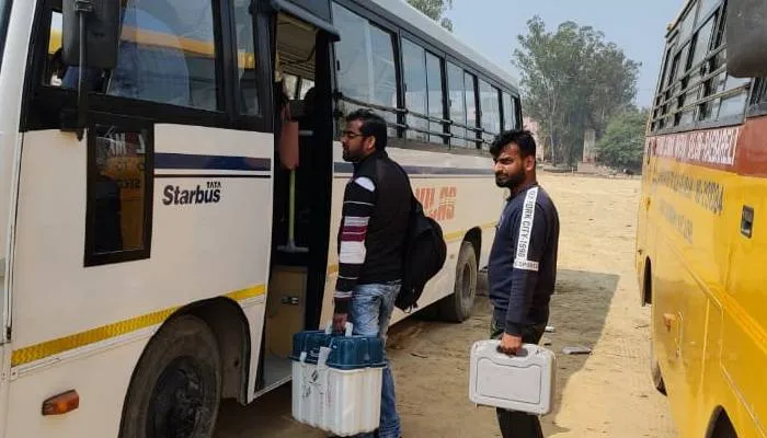 रायबरेली: सलोन विधानसभा क्षेत्र के 393 मतदेय स्थलों पर पोलिंग पार्टियां हुईं रवाना
