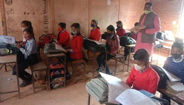 रायबरेली: कोरोना कम होते ही खुले स्कूल, बच्चों में दिखी खुशी